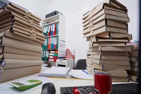 堆滿(mǎn)紙質(zhì)假條的辦公桌