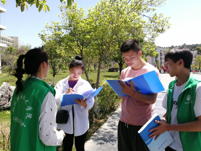 師生共同參與滿(mǎn)意度調查小組討論