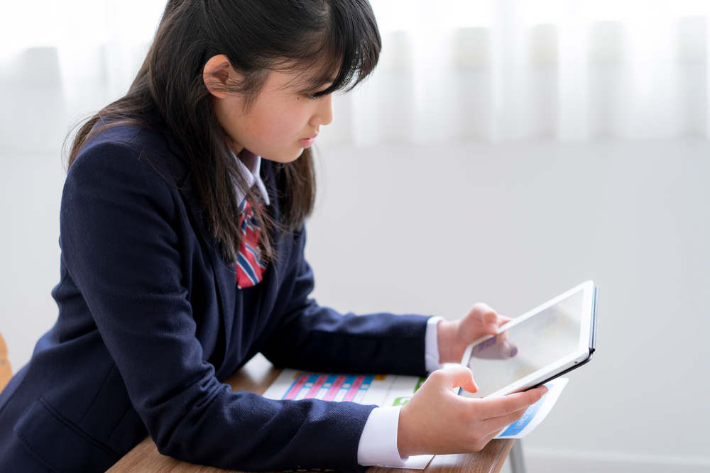 學(xué)生使用平板電腦學(xué)習